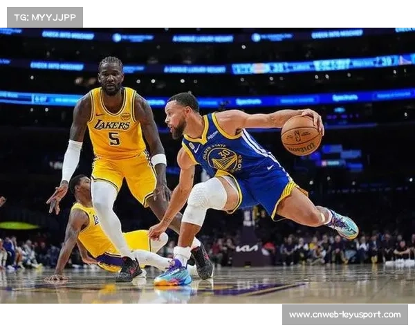 库里火力全开命中六记三分 助勇士客场力克湖人迎赛季开门红