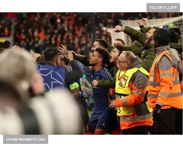 托特纳姆热刺球场,球迷高举标语支持球队