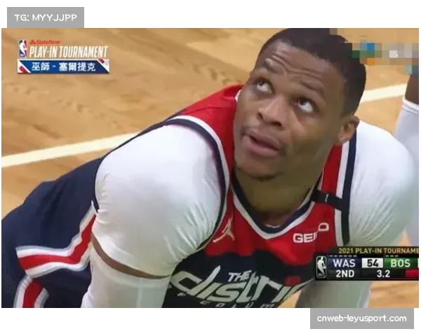 -威少踩爆场边啤酒杯名场面，赛后无奈擦拭半身酒渍-